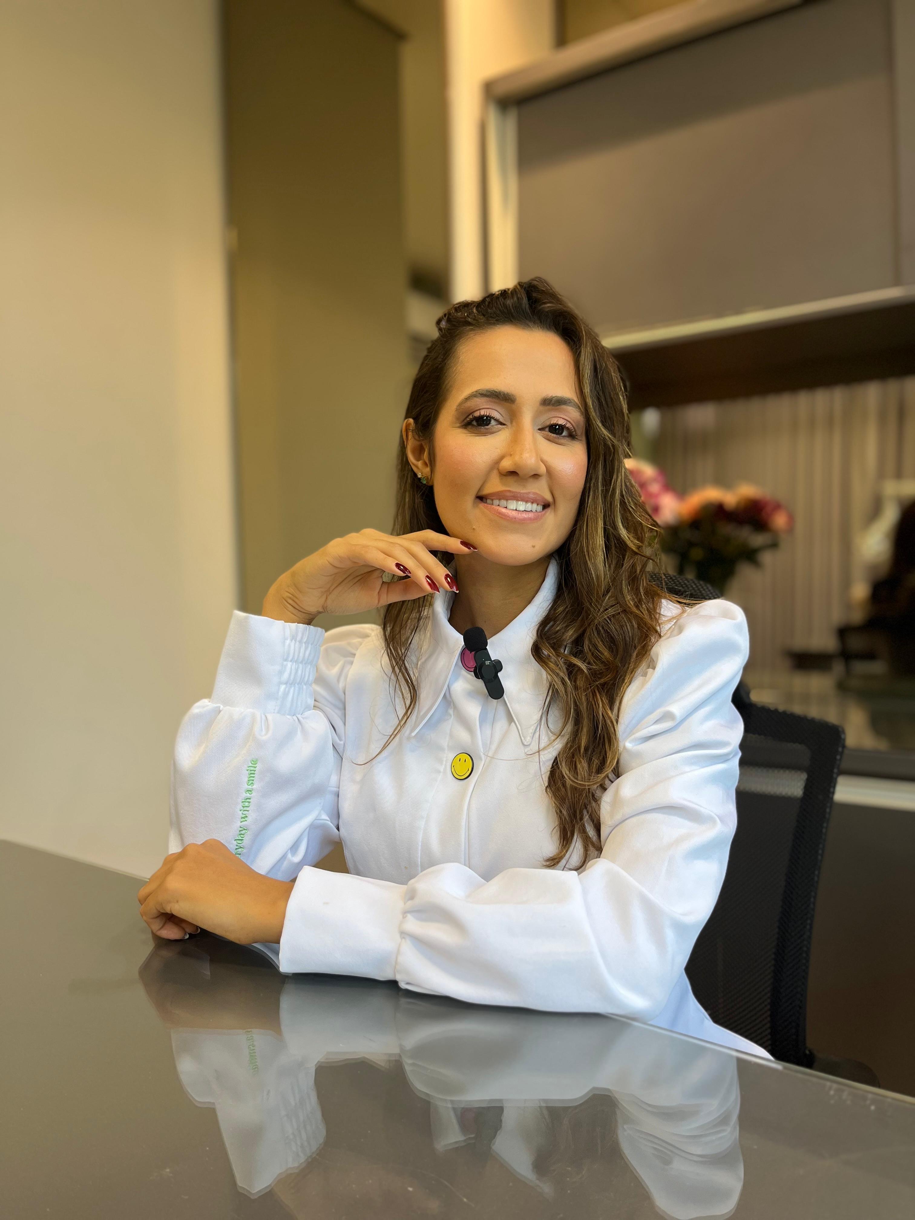 Dra. Ana Clara Beatriz Araújo sorrindo em seu consultório