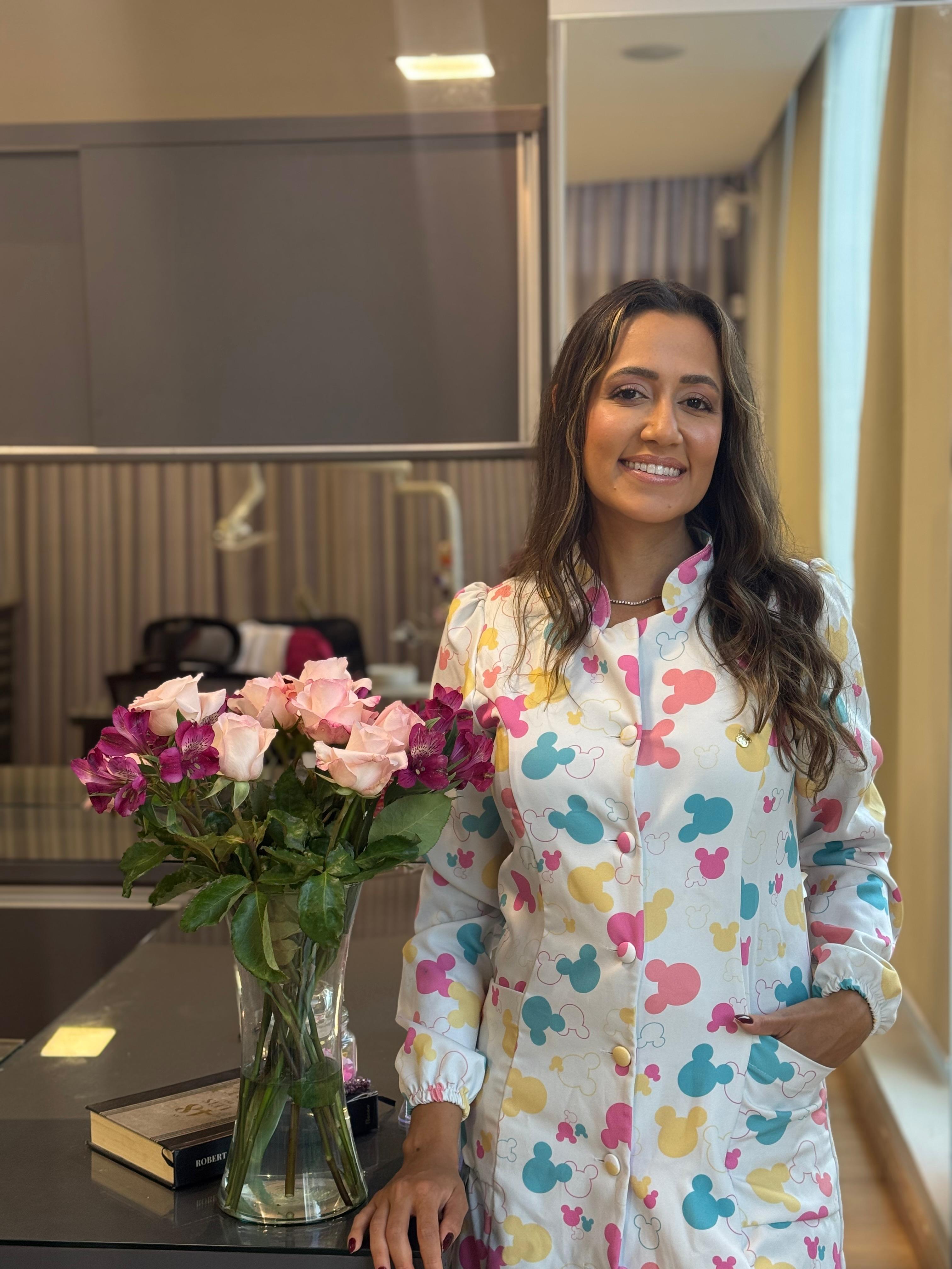 Mensagem de boas-vindas iluminada e cafezinho com chocolate na recepção